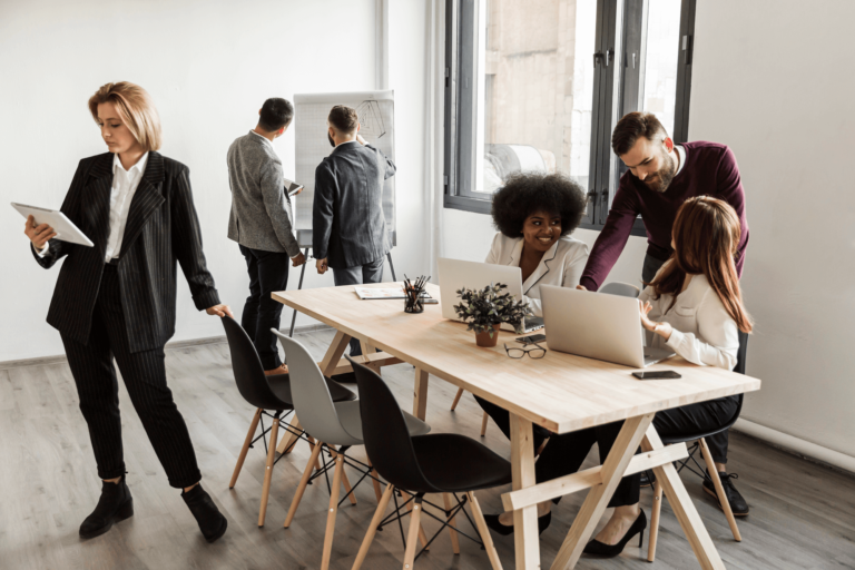 Foto van mensen aan het werk in een klein kantoor