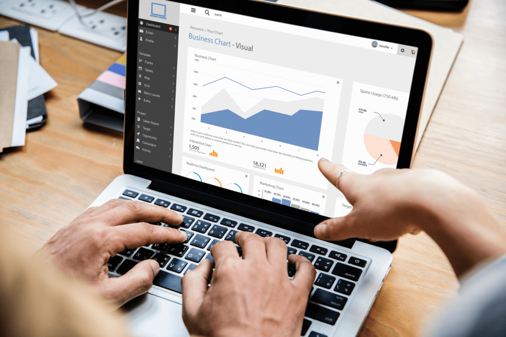 Foto van mensen die uitleg krijgen van een trainer om data te analyseren
