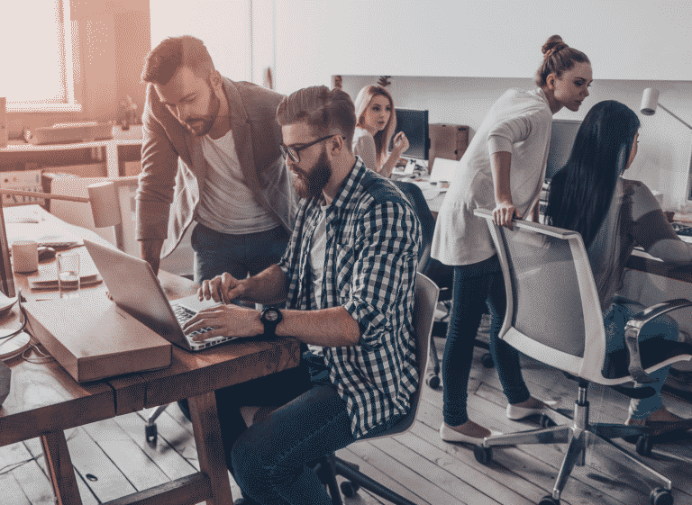 Foto van personen in een ruimte die met laptops data minen
