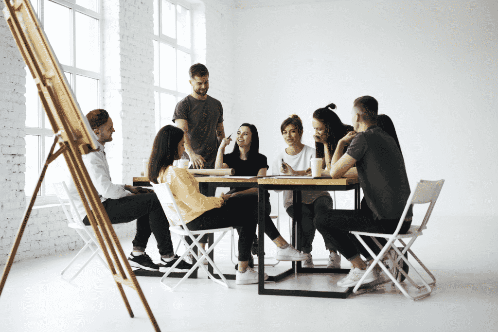 Foto van personen in een soort atelier die creatief aan het werk zijn