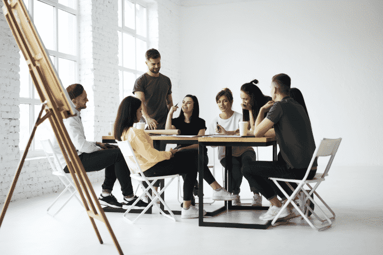 Foto van personen in een soort atelier die creatief aan het werk zijn