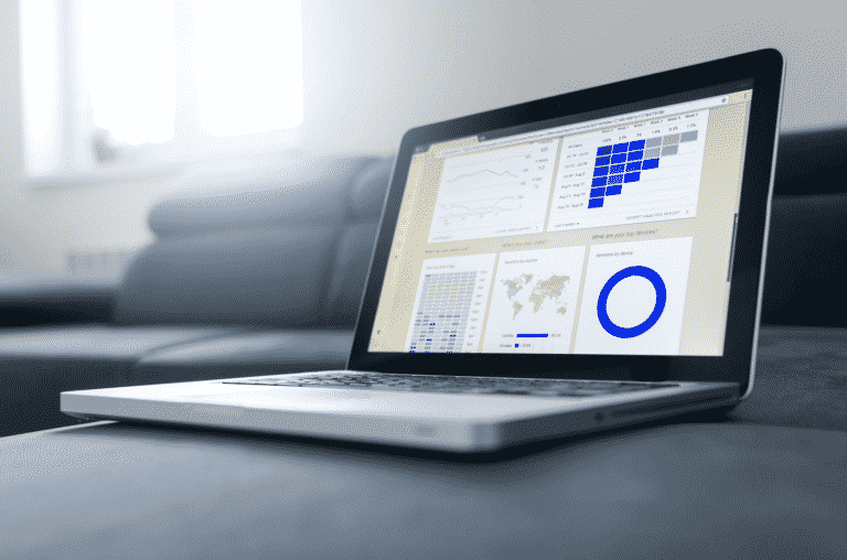 Foto van een laptop met een voorbeeld dashboard