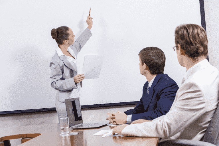 Foto van een van onze organisatieadviseurs die een presentatie geeft bij een klant