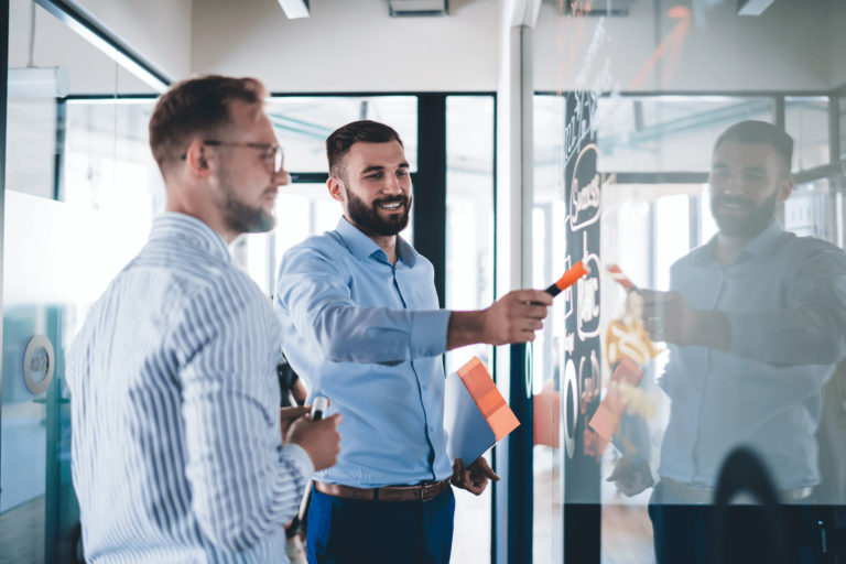 Foto van personen die werken aan een procesmodel met post-its