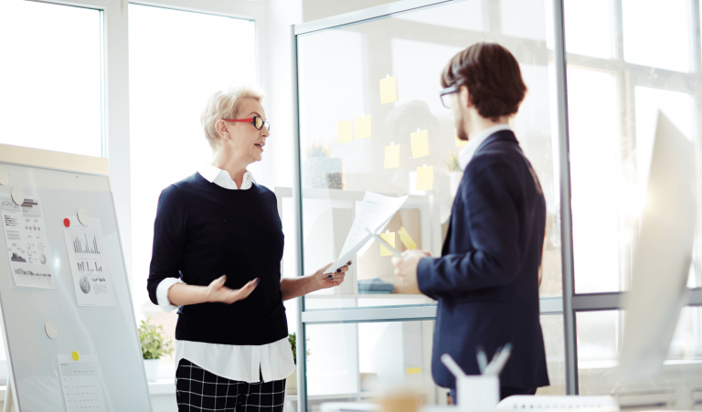 Foto van een vrouw en man die verschillende scenario's bespreken
